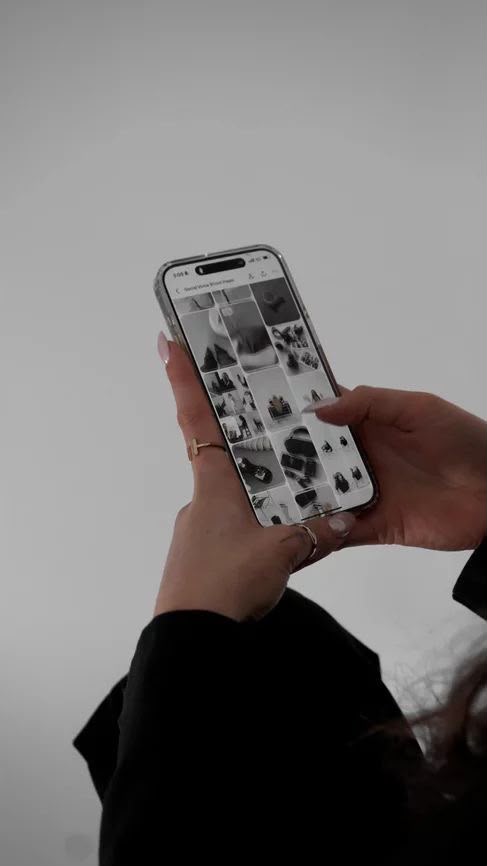 Revisión de una galería de contenido desde un celular.